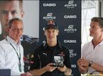 Себастьян Феттель (в центре) на пресс-конференции Casio вместе с представителем фирмы и Дэвидом Култхардом